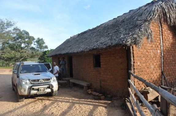 Preparando-se para partir, no segundo dia da travessia Maranhão-Jalapão (na comunidade de Riozinho, região de Alto Parnaíba - MA)